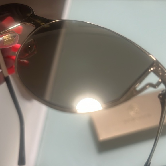 - Versace black slight yellow mirrored - Picture 5 of 7